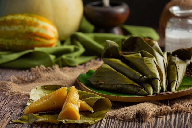 Postre tailandés. Pasteles de melón al vapor envueltos en cono de hoja de plátano