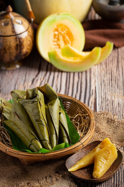 Postre tailandés. Pasteles de melón al vapor envueltos en cono de hoja de plátano