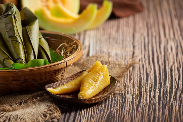 Postre tailandés. Pasteles de melón al vapor envueltos en cono de hoja de plátano