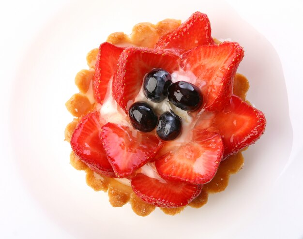 Postre tarta de fresas con arándanos