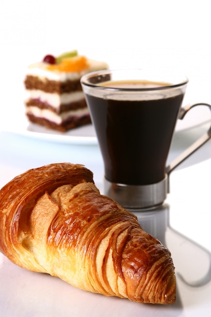 Postre tarta de frutas con café negro