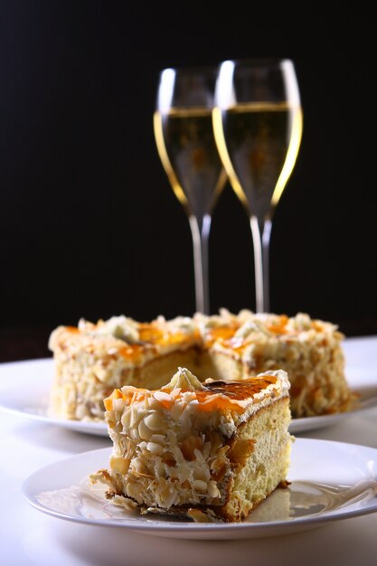 Postre tarta de frutas con champán