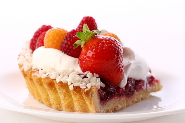 Postre tarta de frutas con crema batida