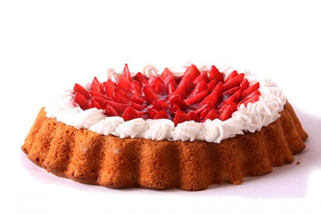 Postre tarta de frutas con crema batida