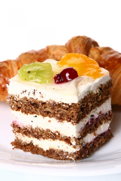 Postre tarta de frutas con mermelada