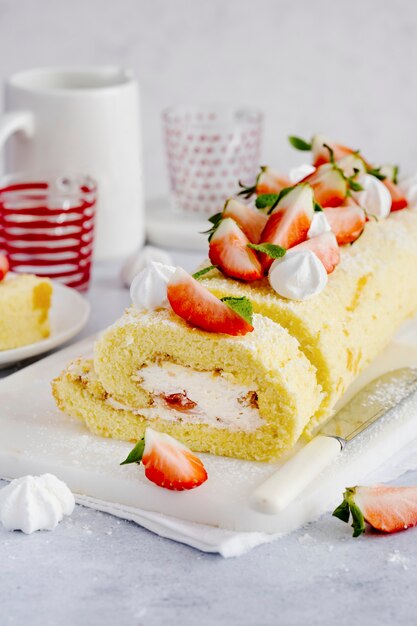 Postre y té con fresas Swiss roll food photography