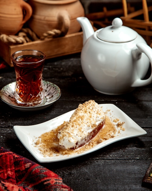 Foto gratuita postre y té negro en vidrio armudu