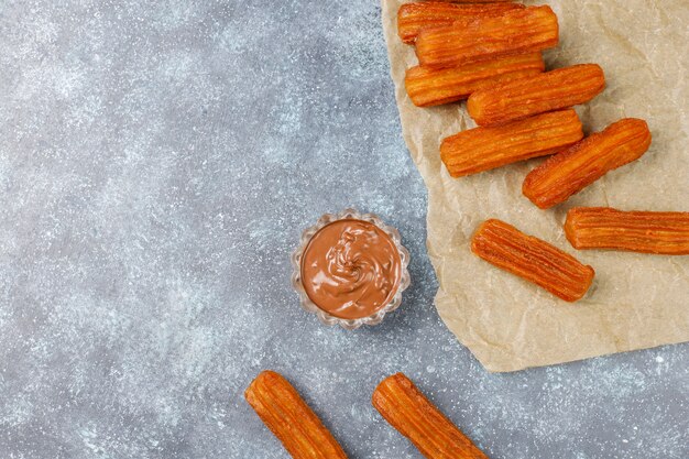 Postre tradicional mexicano churros con chocolate, vista superior