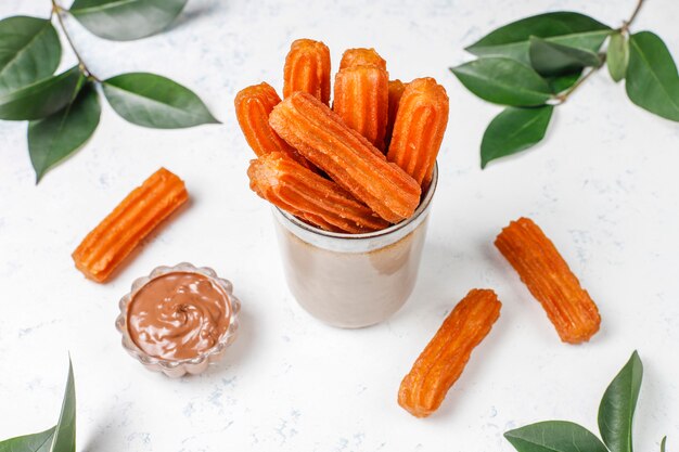 Postre tradicional mexicano churros con chocolate