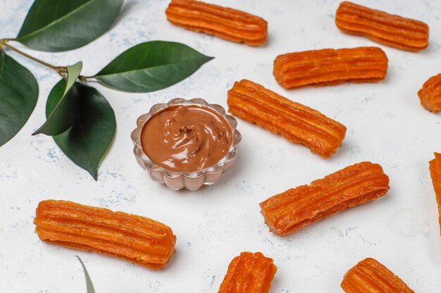 Postre tradicional mexicano churros con chocolate