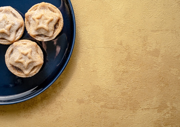 Foto gratuita un postre tradicional de navidad sobre un fondo beige con espacio de copia