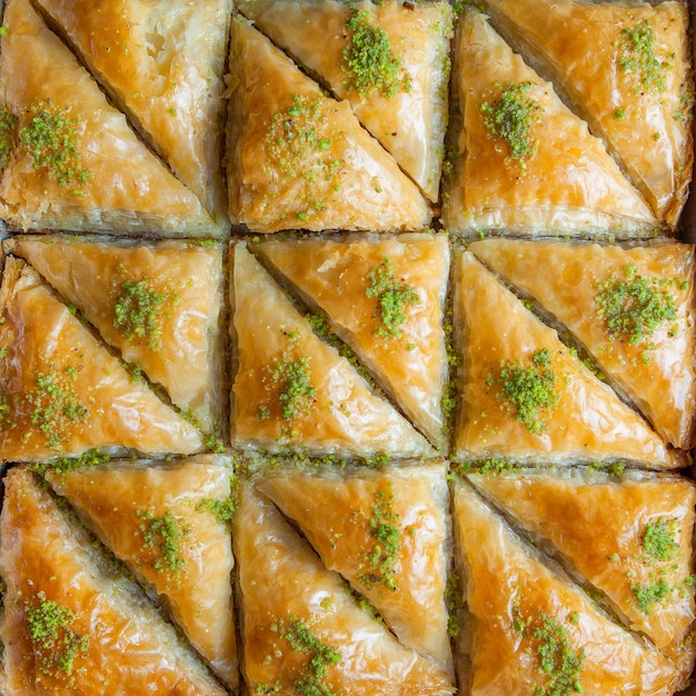 Postre turco de baklava hecho de hojaldre fino, nueces y miel