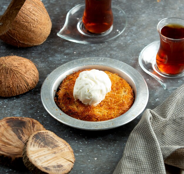 Postre turco kunefe con helado encima