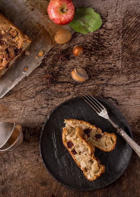 Foto gratuita postre de vista superior con rodajas de frutas