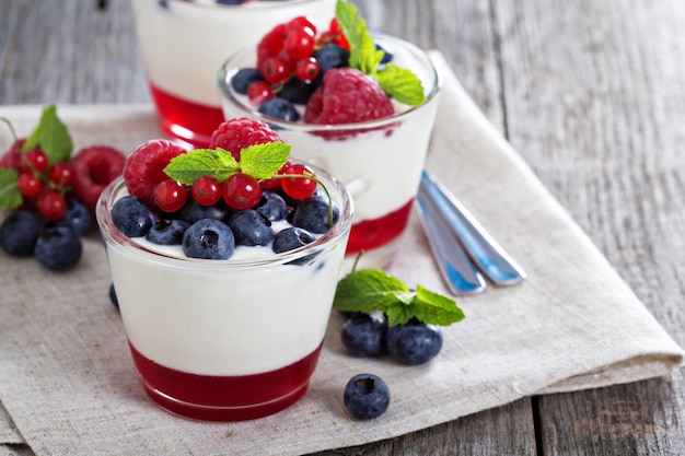 Postre de yogur con mermelada y bayas frescas