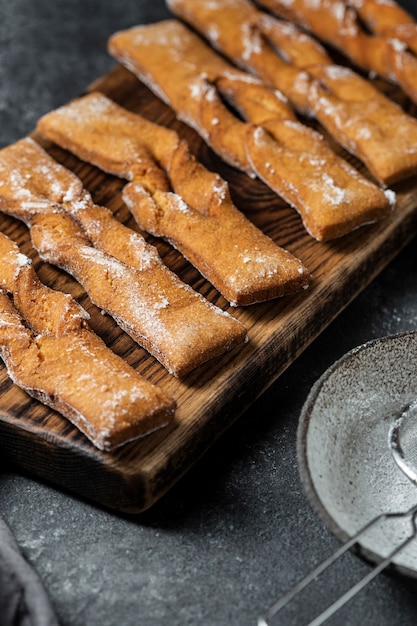 Foto gratuita postres de alto ángulo de azúcar en polvo