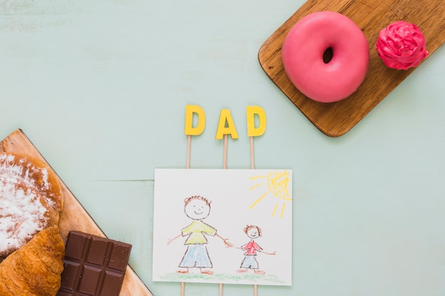 Postres cerca del dibujo para papá