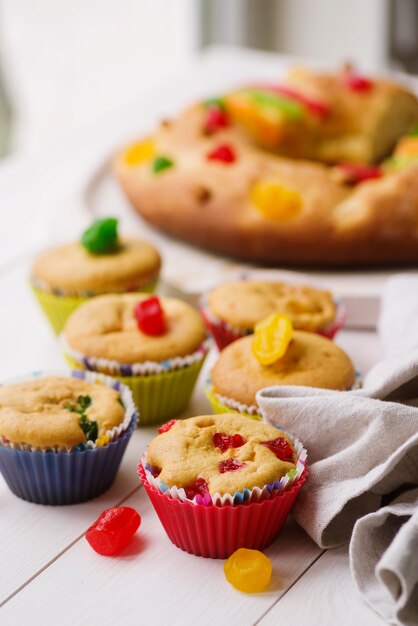 Postres del día de la epifanía en la mesa con paño