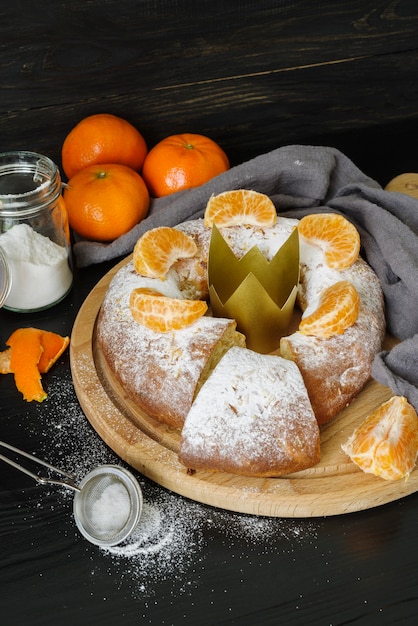 Postres del día de la epifanía con naranja y azúcar glass