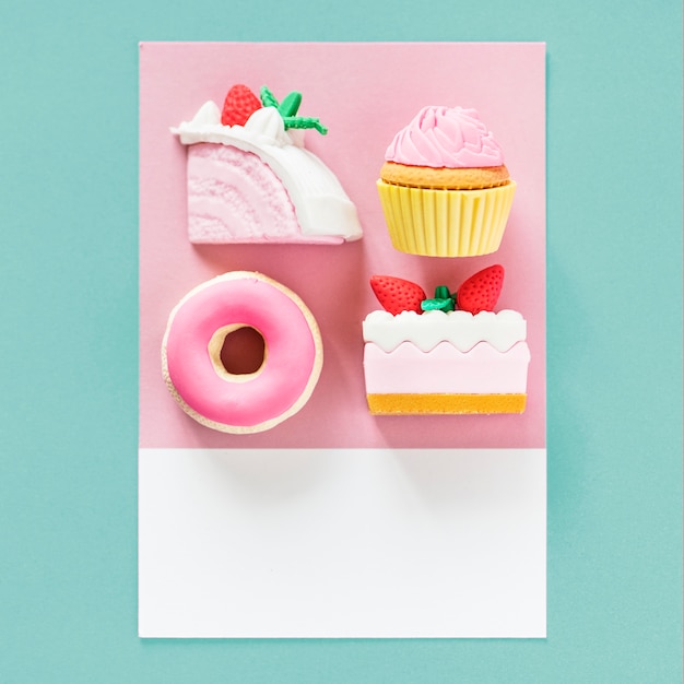 Foto gratuita postres dulces en una tarjeta colorida