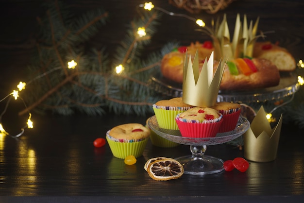 Foto gratuita postres de la epifanía con coronas y luces