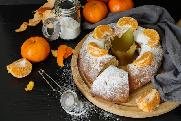 Foto gratuita postres de epifanía con naranja y corona