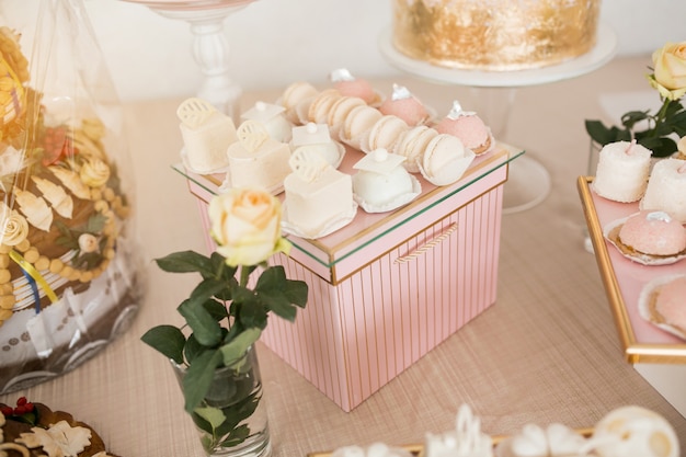 Foto gratuita postres de mesa de boda