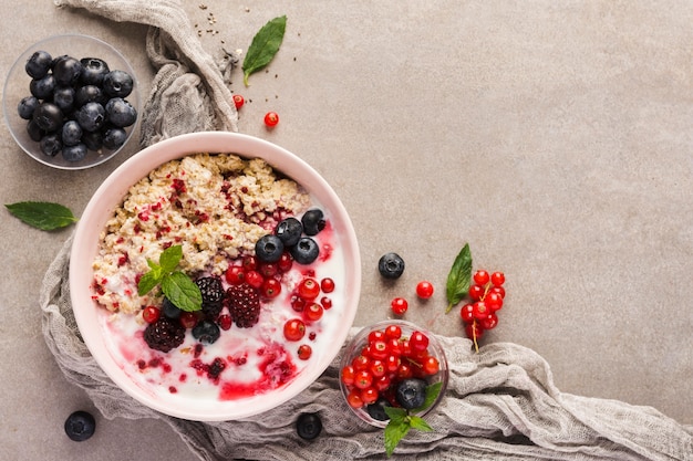 Postres naturales saludables con espacio de copia de yogur y frutas