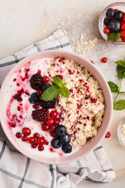 Postres naturales saludables en tazón de fuente rosa