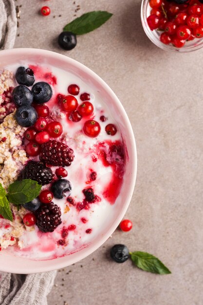Postres naturales saludables con yogur y fruta.