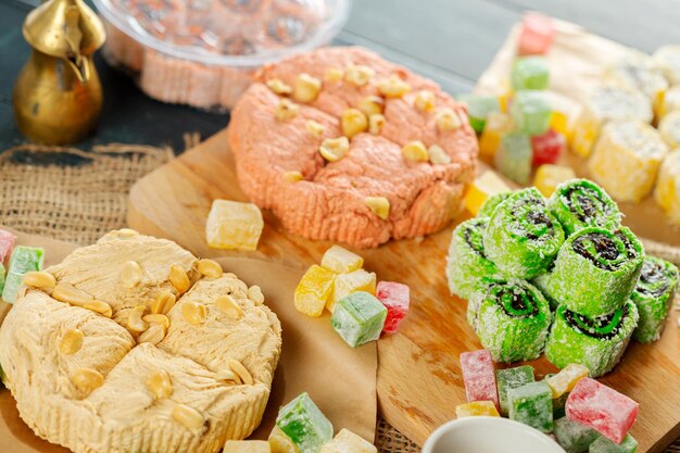 Postres tradicionales orientales sobre fondo de madera