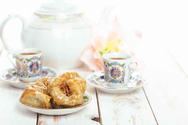 Postres tradicionales orientales sobre fondo de madera