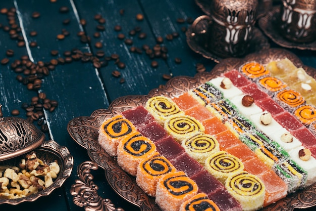 Postres tradicionales orientales sobre fondo de madera