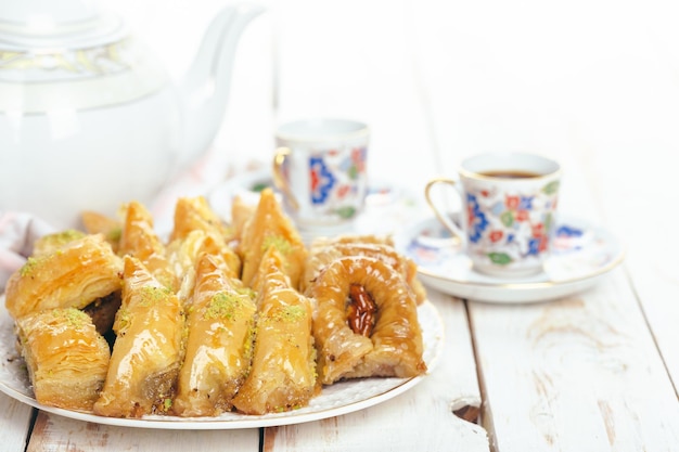 Postres tradicionales orientales sobre fondo de madera