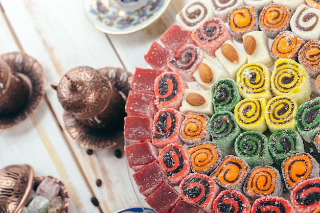 Postres tradicionales orientales sobre fondo de madera