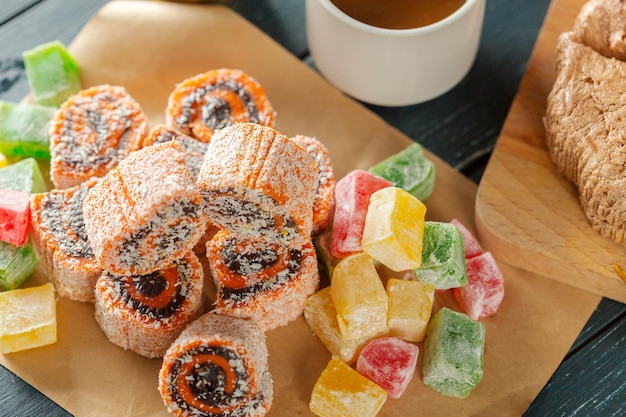 Foto gratuita postres tradicionales orientales sobre fondo de madera