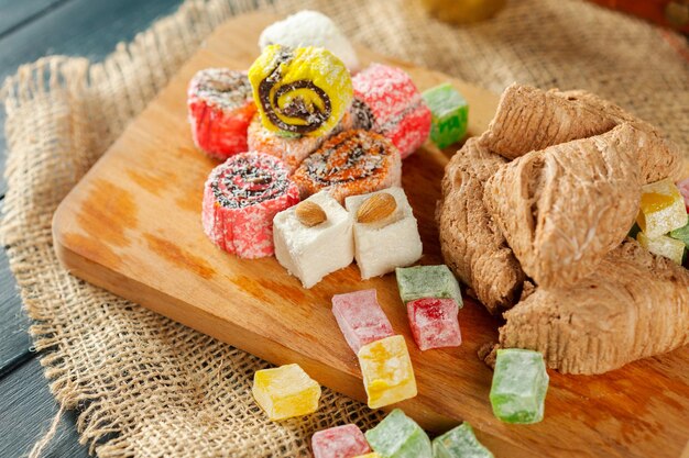 Postres tradicionales orientales sobre fondo de madera