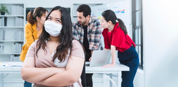 Postura de acción de lucha multirracial de puesta en marcha de pequeñas empresas asiáticas con computadora portátil y papel cuadriculado para todos enmascarados para la protección covid19 gripe corona prevenir ideas saludables concepto fondo de oficina