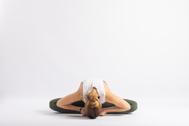 Asana De Postura De Yoga De Pose De Bebe Feliz Foto Premium Asana De Postura De Yoga De Pose De Bebe Feliz Foto Premium