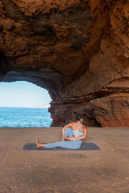 Foto gratuita postura de yoga de mujer de tiro completo con vista