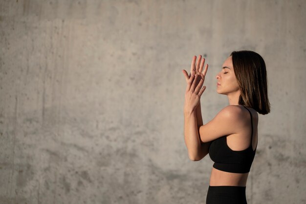 Postura de yoga de mujer de tiro medio