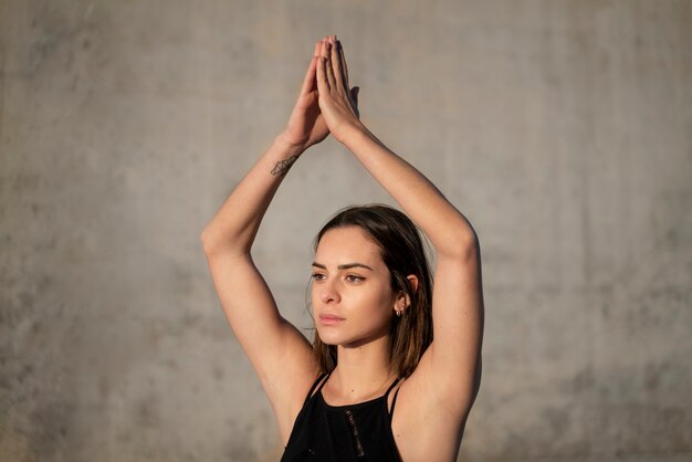 Postura de yoga de mujer de tiro medio