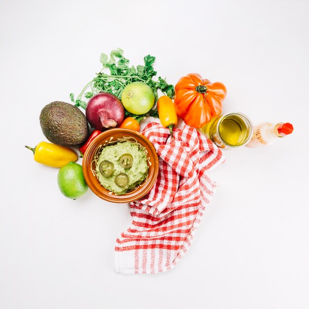 Pote con plato y verduras