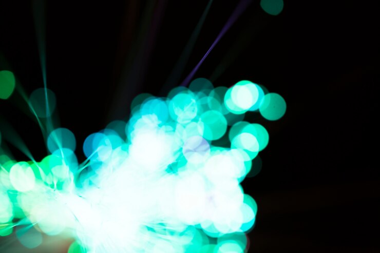 Foto gratuito potente luz azul borrosa en fibra