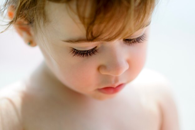 Potrait del primer de la niña adorable al aire libre.