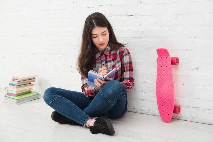 Photo Gratis potret seorang gadis remaja dengan buku