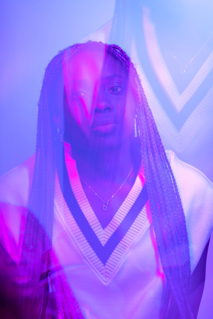 Photo Gratis potret vaporwave abstrak seorang wanita
