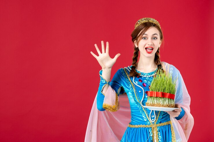 Photo Gratis potret wanita azeri dalam balutan busana tradisional dengan semeni berwarna merah