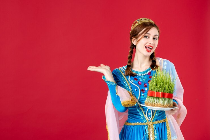Photo Gratis potret wanita azeri dalam balutan busana tradisional dengan semeni berwarna merah