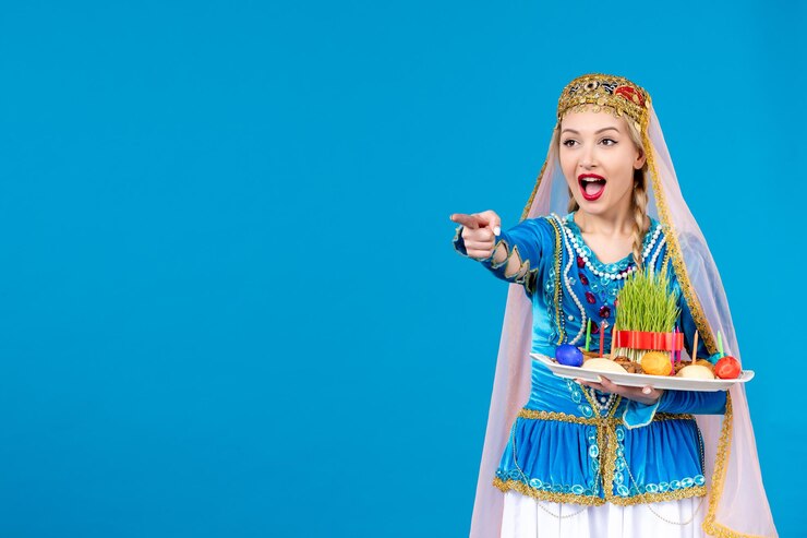 Photo Gratis potret wanita azeri dengan pakaian tradisional dengan xonca di latar belakang biru, penari musim semi etnis warna novruz